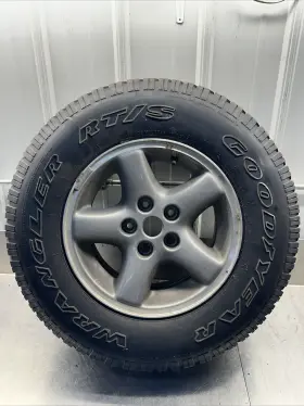 52058279 Jeep 1997-2001 Cherokee Wrangler Wheel Rim 15 Inch With Tire Oem