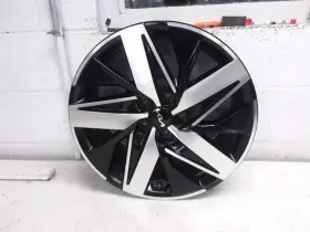 560-70736 Kia Wheel Model 18x7-1/2 Alloy 10 Spoke Machined Fits 22 Sorento A- Condition